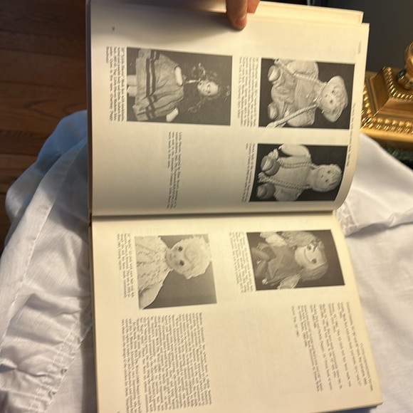 1978 Madame Alexander Collector's Dolls Book - Picture 4 of 16